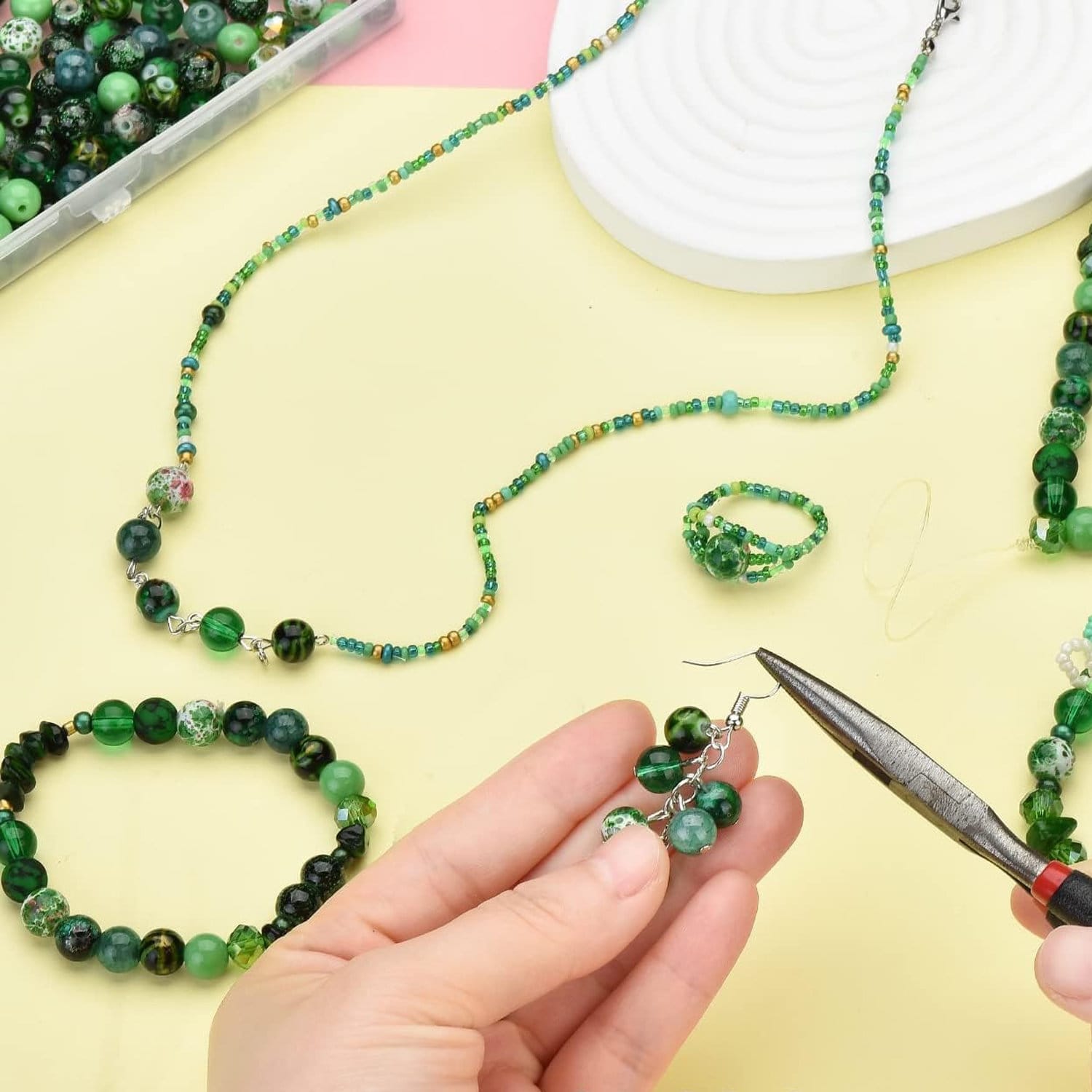 Zestaw zielonych koralików do bransoletek i biżuterii 900 szt. - obrazek 3