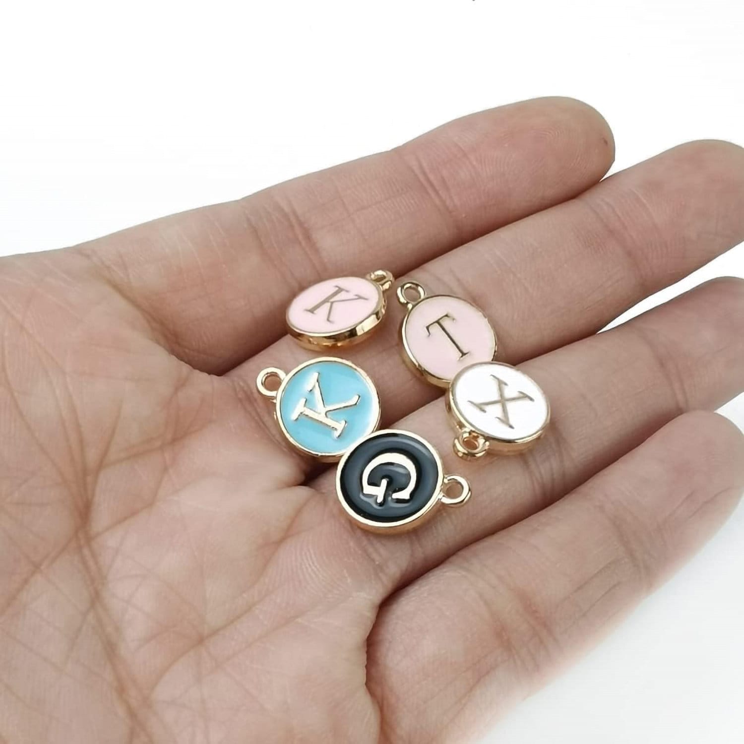 Charmsy zawieszki literki do robienia biżuterii kolorowe 104 szt. - obrazek 2